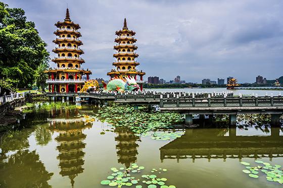 Photo of the Dragon and Tiger Pagodas, a temple located at Lotus Lake in Zuoying District, 高雄, 台湾